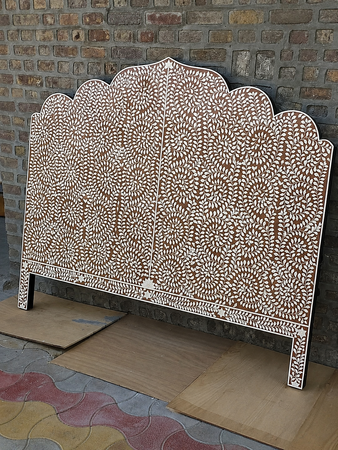 Brown White Bone Inlay Headboard Handmade Scalloped Floral Bed Headboard Luxury Boho Bedroom Furniture Decor