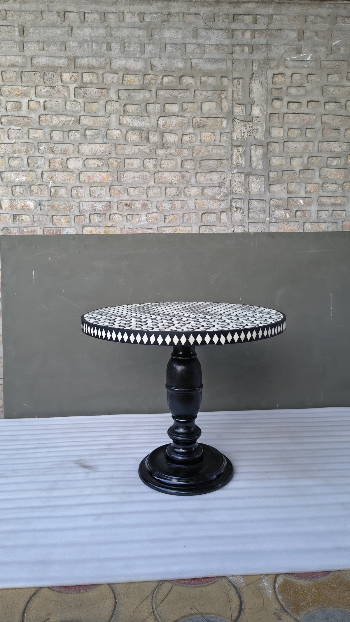 Handmade Black & White Geometric Bone Inlay Round Dining Table – Pedestal Base